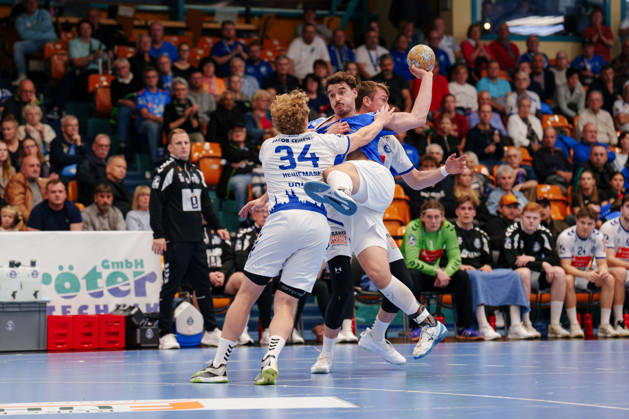 2. Handball-Bundesliga - 7. Spieltag: Dessau-Roßlauer HV 06 - VfL Lübeck-Schwartau Marcel Nowak (Dessau-Roßlauer HV 06, 15) wird gehalten von Thore Kjell Heinemann (VfL Lübeck-Schwartau, 34) am 11.10.2026 in der Anhalt-Arena, Dessau-Roßlau (Sachsen-Anhalt) Dessau-Roßlau Anhalt-Arena Sachsen-Anhalt Deutschland