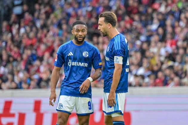 Moussa Sylla (FC Schalke 04, 09), Kenan Karaman (FC Schalke 04, 19) sprechen miteinander. GER, SC Freiburg vs Schalke 04, Fussball, Bundesliga, 5. Spieltag, Saison 2026 2027, 11.10.2026 DFL DFB REGULATIONS PROHIBIT ANY USE OF PHOTOGRAPHS AS IMAGE SEQUENCES AND OR QUASI-VIDEO GER, SC Freiburg vs Schalke 04, Fussball, Bundesliga, 5. Spieltag, Saison 2026 2027, 11.10.2026 Freiburg Copyright: xEibner-Pressefotox EP_THS