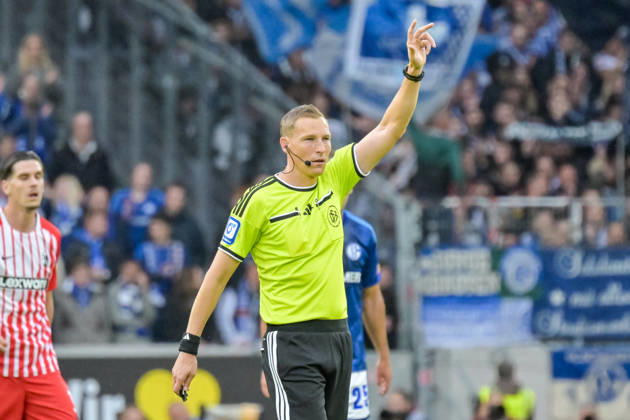 Martin Petersen (Schiedsrichter) mit Gestik. GER, SC Freiburg vs Schalke 04, Fussball, Bundesliga, 5. Spieltag, Saison 2026 2027, 11.10.2026 DFL DFB REGULATIONS PROHIBIT ANY USE OF PHOTOGRAPHS AS IMAGE SEQUENCES AND OR QUASI-VIDEO GER, SC Freiburg vs Schalke 04, Fussball, Bundesliga, 5. Spieltag, Saison 2026 2027, 11.10.2026 Freiburg Copyright: xEibner-Pressefotox EP_THS