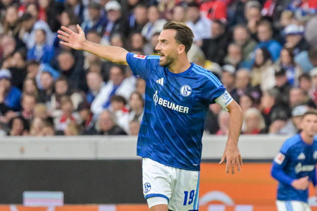 Kenan Karaman (FC Schalke 04, 19) mit Gestik. GER, SC Freiburg vs Schalke 04, Fussball, Bundesliga, 5. Spieltag, Saison 2026 2027, 11.10.2026 DFL DFB REGULATIONS PROHIBIT ANY USE OF PHOTOGRAPHS AS IMAGE SEQUENCES AND OR QUASI-VIDEO GER, SC Freiburg vs Schalke 04, Fussball, Bundesliga, 5. Spieltag, Saison 2026 2027, 11.10.2026 Freiburg Copyright: xEibner-Pressefotox EP_THS