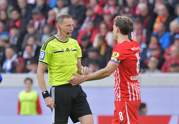 11.10.2026, xblx, Fussball 1.Bundesliga, SC Freiburg - FC Schalke 04 v.l. Schiedsrichter Martin Petersen, Maximilian Eggestein (SC Freiburg) (DFL DFB REGULATIONS PROHIBIT ANY USE OF PHOTOGRAPHS as IMAGE SEQUENCES and or QUASI-VIDEO) Freiburg