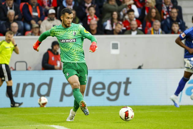 Mio Backhaus (SC Freiburg, 01) am Ball , Deutschland, Fussball, 1. Bundesliga, 5.Spieltag, 2026 2027, SC Freiburg vs. FC Schalke 04, 11.10.2026, Freiburg im Breisgau Europa-Park Stadion Deutschland Copyright: xGrantxHubbsx