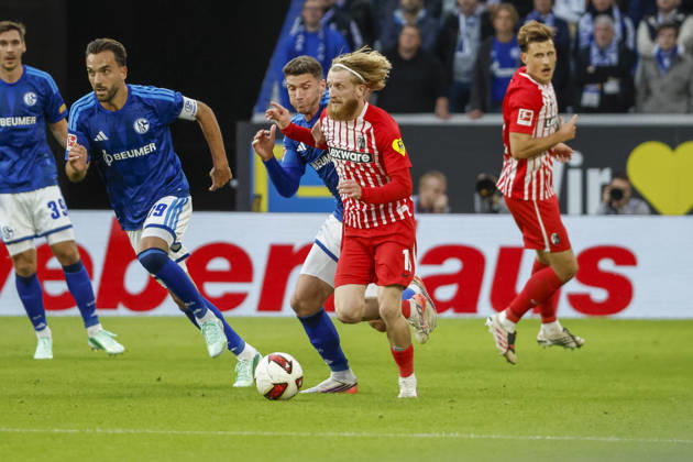 Robin Gosens (FC Schalke, 08) und Niklas Beste (SC Freiburg, 19) im Laufduell , Deutschland, Fussball, 1. Bundesliga, 5.Spieltag, 2026 2027, SC Freiburg vs. FC Schalke 04, 11.10.2026, Freiburg im Breisgau Europa-Park Stadion Deutschland Copyright: xGrantxHubbsx