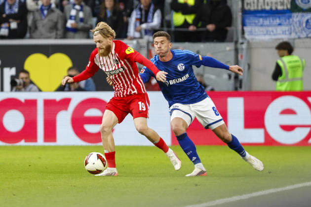 Niklas Beste (SC Freiburg, 19) und Robin Gosens (FC Schalke, 08) im Zweikampf , Deutschland, Fussball, 1. Bundesliga, 5.Spieltag, 2026 2027, SC Freiburg vs. FC Schalke 04, 11.10.2026, Freiburg im Breisgau Europa-Park Stadion Deutschland Copyright: xGrantxHubbsx