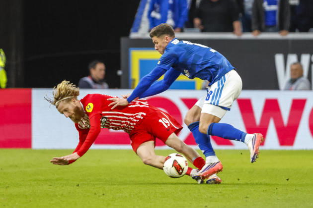 Niklas Beste (SC Freiburg, 19) und Robin Gosens (FC Schalke, 08) im Zweikampf , Deutschland, Fussball, 1. Bundesliga, 5.Spieltag, 2026 2027, SC Freiburg vs. FC Schalke 04, 11.10.2026, Freiburg im Breisgau Europa-Park Stadion Deutschland Copyright: xGrantxHubbsx