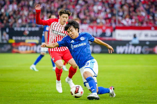 Deutschland: Fußball Bundesliga 2026 - 2027, 5. Spieltag - SC Freiburg - FC Schalke 04 - Europa-Park-Stadion (Freiburg): Satoshi Tanaka (FC Schalke 04, 13) Yuito Suzuki (SC Freiburg, 14) Copyright: xJOERANxSTEINSIEKx