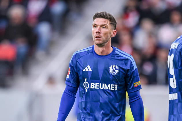Robin Gosens (FC Schalke 04) Schaut waehrend des spiels der 1. Bundesliga zwischen Club Freiburg und FC Schalke 04, Europa-Park Stadion am 11. October 2026 in Freiburg im Breisgau, Deutschland. (Foto von Harry Langer DeFodi Images) +++ Robin Gosens (FC Schalke 04) Looks on during the Bundesliga match between Sport-Club Freiburg and FC Schalke 04 at Europa-Park Stadion on October 11, 2026 in Freiburg im Breisgau, Germany. (Photo by Harry Langer DeFodi Images) DFB DFL REGULATIONS PROHIBIT ANY USE OF PHOTOGRAPHS AS IMAGE SEQUENCES AND OR QUASI-VIDEO. (Photo by Harry Langer DeFodi Images) DFB DFL REGULATIONS PROHIBIT ANY USE OF PHOTOGRAPHS AS IMAGE SEQUENCES AND OR QUASI-VIDEO. -