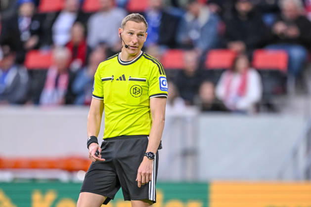 Schiedsrichter Martin Petersen Schaut waehrend des spiels der 1. Bundesliga zwischen Club Freiburg und FC Schalke 04, Europa-Park Stadion am 11. October 2026 in Freiburg im Breisgau, Deutschland. (Foto von Harry Langer DeFodi Images) +++ Schiedsrichter Martin Petersen Looks on during the Bundesliga match between Sport-Club Freiburg and FC Schalke 04 at Europa-Park Stadion on October 11, 2026 in Freiburg im Breisgau, Germany. (Photo by Harry Langer DeFodi Images) DFB DFL REGULATIONS PROHIBIT ANY USE OF PHOTOGRAPHS AS IMAGE SEQUENCES AND OR QUASI-VIDEO. (Photo by Harry Langer DeFodi Images) DFB DFL REGULATIONS PROHIBIT ANY USE OF PHOTOGRAPHS AS IMAGE SEQUENCES AND OR QUASI-VIDEO. -