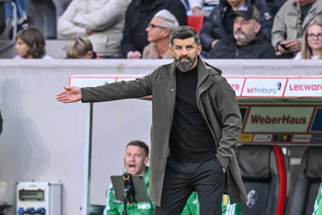 Trainer Miron Muslic (FC Schalke 04) gestikuliert, gestik waehrend des spiels der 1. Bundesliga zwischen Club Freiburg und FC Schalke 04, Europa-Park Stadion am 11. October 2026 in Freiburg im Breisgau, Deutschland. (Foto von Harry Langer DeFodi Images) +++ Trainer Miron Muslic (FC Schalke 04) gestures during the Bundesliga match between Sport-Club Freiburg and FC Schalke 04 at Europa-Park Stadion on October 11, 2026 in Freiburg im Breisgau, Germany. (Photo by Harry Langer DeFodi Images) DFB DFL REGULATIONS PROHIBIT ANY USE OF PHOTOGRAPHS AS IMAGE SEQUENCES AND OR QUASI-VIDEO. (Photo by Harry Langer DeFodi Images) DFB DFL REGULATIONS PROHIBIT ANY USE OF PHOTOGRAPHS AS IMAGE SEQUENCES AND OR QUASI-VIDEO. -