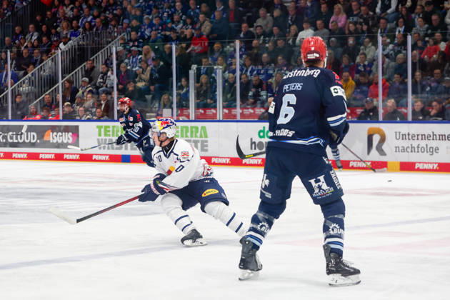 Elis Hede (EHC Red Bull Muenchen, 10) und Alex Peters (Schwenninger Wild Wings, 06), GER, Schwenninger Wild Wings vs. EHC Red Bull Muenchen, Eishockey, PENNY DEL, 8. Spieltag, Spielzeit 2026 2027, 11.10.2026 GER, Schwenninger Wild Wings vs. EHC Red Bull Muenchen, Eishockey, PENNY DEL, 8. Spieltag, Spielzeit 2026 2027, 11.10.2026 Schwenningen Copyright: xEibner-Pressefoto KirstenxJaegerx
