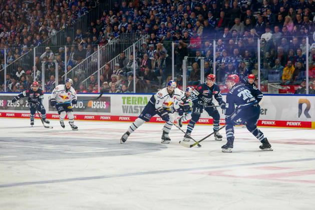 Lukas Klok (EHC Red Bull Muenchen, 03), Boaz Bassen (Schwenninger Wild Wings, 64) und Will Weber (Schwenninger Wild Wings, 78), , GER, Schwenninger Wild Wings vs. EHC Red Bull Muenchen, Eishockey, PENNY DEL, 8. Spieltag, Spielzeit 2026 2027, 11.10.2026 GER, Schwenninger Wild Wings vs. EHC Red Bull Muenchen, Eishockey, PENNY DEL, 8. Spieltag, Spielzeit 2026 2027, 11.10.2026 Schwenningen Copyright: xEibner-Pressefoto KirstenxJaegerx