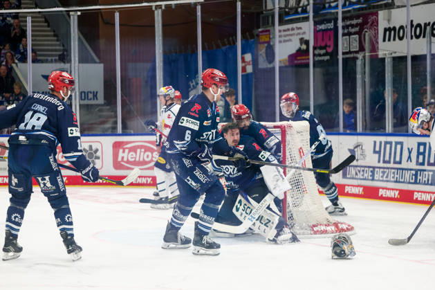 Getuemmel vor dem Tor Eric Cornel (Schwenninger Wild Wings, 18), Alex Peters (Schwenninger Wild Wings, 06) und Goalie Joacim Eriksson (Schwenninger Wild Wings, 60) verliert den Helm, , GER, Schwenninger Wild Wings vs. EHC Red Bull Muenchen, Eishockey, PENNY DEL, 8. Spieltag, Spielzeit 2026 2027, 11.10.2026 GER, Schwenninger Wild Wings vs. EHC Red Bull Muenchen, Eishockey, PENNY DEL, 8. Spieltag, Spielzeit 2026 2027, 11.10.2026 Schwenningen Copyright: xEibner-Pressefoto KirstenxJaegerx