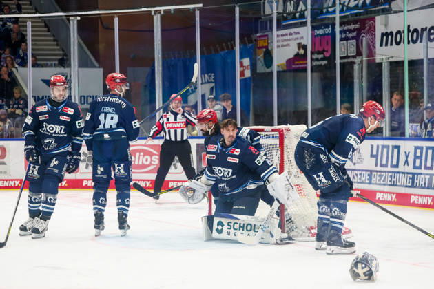 Goalie Joacim Eriksson (Schwenninger Wild Wings, 60) ohne Helm, dahinter Dominik Bittner (Schwenninger Wild Wings, 07) , GER, Schwenninger Wild Wings vs. EHC Red Bull Muenchen, Eishockey, PENNY DEL, 8. Spieltag, Spielzeit 2026 2027, 11.10.2026 GER, Schwenninger Wild Wings vs. EHC Red Bull Muenchen, Eishockey, PENNY DEL, 8. Spieltag, Spielzeit 2026 2027, 11.10.2026 Schwenningen Copyright: xEibner-Pressefoto KirstenxJaegerx
