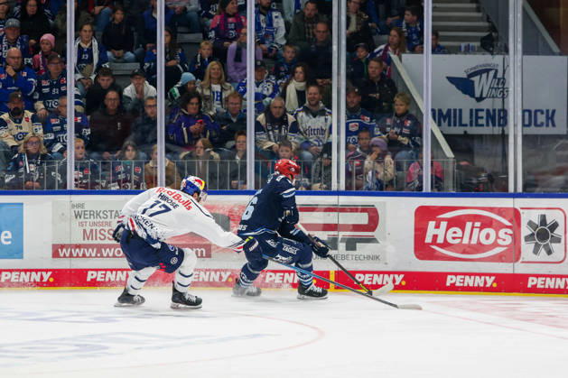 Caro Hirose (EHC Red Bull Muenchen, 17) und Eric Martinsson (Schwenninger Wild Wings, 46), GER, Schwenninger Wild Wings vs. EHC Red Bull Muenchen, Eishockey, PENNY DEL, 8. Spieltag, Spielzeit 2026 2027, 11.10.2026 GER, Schwenninger Wild Wings vs. EHC Red Bull Muenchen, Eishockey, PENNY DEL, 8. Spieltag, Spielzeit 2026 2027, 11.10.2026 Schwenningen Copyright: xEibner-Pressefoto KirstenxJaegerx