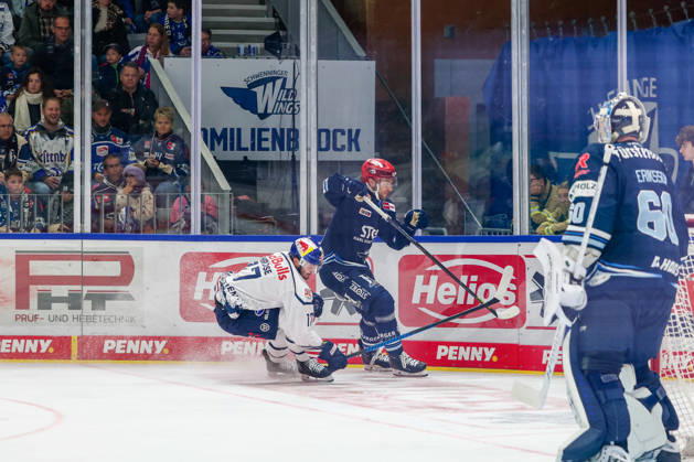 Caro Hirose (EHC Red Bull Muenchen, 17) und Eric Martinsson (Schwenninger Wild Wings, 46), GER, Schwenninger Wild Wings vs. EHC Red Bull Muenchen, Eishockey, PENNY DEL, 8. Spieltag, Spielzeit 2026 2027, 11.10.2026 GER, Schwenninger Wild Wings vs. EHC Red Bull Muenchen, Eishockey, PENNY DEL, 8. Spieltag, Spielzeit 2026 2027, 11.10.2026 Schwenningen Copyright: xEibner-Pressefoto KirstenxJaegerx