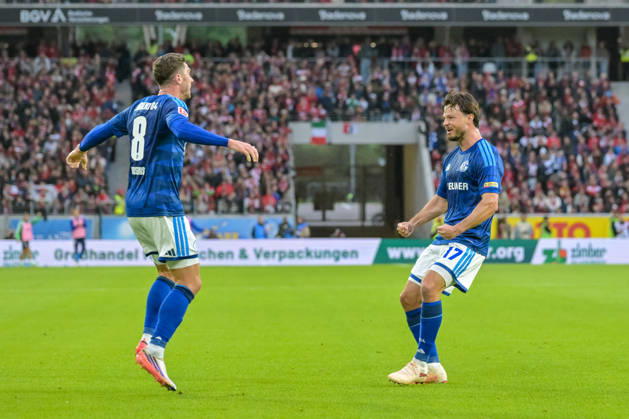 Jubel zum Tor zum 1:1 durch Adrian Gantenbein (FC Schalke 04, 17) mit Robin Gosens (FC Schalke 04, 08) GER, SC Freiburg vs Schalke 04, Fussball, Bundesliga, 5. Spieltag, Saison 2026 2027, 11.10.2026 DFL DFB REGULATIONS PROHIBIT ANY USE OF PHOTOGRAPHS AS IMAGE SEQUENCES AND OR QUASI-VIDEO GER, SC Freiburg vs Schalke 04, Fussball, Bundesliga, 5. Spieltag, Saison 2026 2027, 11.10.2026 Freiburg Copyright: xEibner-Pressefotox EP_THS