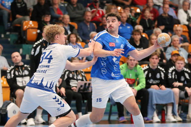 11.10.2026 Handball Herren 2026 2027 2. Handball-Bundesliga 7. Spieltag Dessau-Roßlauer HV 06 - VfL Lübeck-Schwartau Anhalt Arena Dessau Marcel Nowak (Dessau, 15, blau) wird im Angriff von Thore Heinemann (Lübeck, 34, weiß) gestört. Dessau-Roßlau Sachsen-Anhalt Deutschland