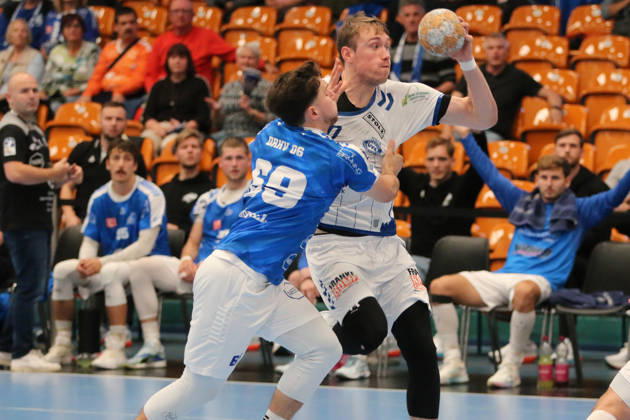 11.10.2026 Handball Herren 2026 2027 2. Handball-Bundesliga 7. Spieltag Dessau-Roßlauer HV 06 - VfL Lübeck-Schwartau Anhalt Arena Dessau Ole Hagedorn (Lübeck, 10, weiß) im Zweikampf mit Niklas Döbbel (Dessau, 69, blau). Dessau-Roßlau Sachsen-Anhalt Deutschland