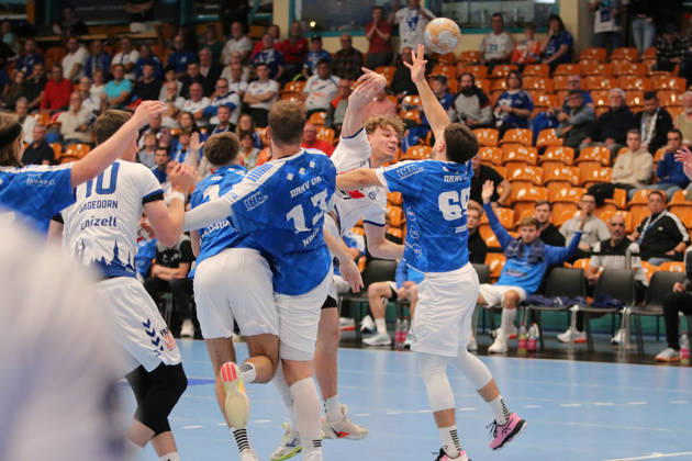 11.10.2026 Handball Herren 2026 2027 2. Handball-Bundesliga 7. Spieltag Dessau-Roßlauer HV 06 - VfL Lübeck-Schwartau Anhalt Arena Dessau Niklas Döbbel (Dessau, 69, blau) blockt einen Wurf von Magnus Holpert (Lübeck, 22, weiß). Dessau-Roßlau Sachsen-Anhalt Deutschland