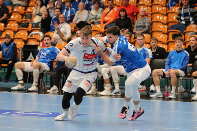 11.10.2026 Handball Herren 2026 2027 2. Handball-Bundesliga 7. Spieltag Dessau-Roßlauer HV 06 - VfL Lübeck-Schwartau Anhalt Arena Dessau Ole Hagedorn (Lübeck, 10, weiß) im Zweikampf mit Niklas Döbbel (Dessau, 69, blau). Dessau-Roßlau Sachsen-Anhalt Deutschland