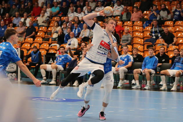 11.10.2026 Handball Herren 2026 2027 2. Handball-Bundesliga 7. Spieltag Dessau-Roßlauer HV 06 - VfL Lübeck-Schwartau Anhalt Arena Dessau Ole Hagedorn (Lübeck, 10, weiß) wird bei einem Torwurf von Niklas Döbbel (Dessau, 69, blau) gestört. Dessau-Roßlau Sachsen-Anhalt Deutschland