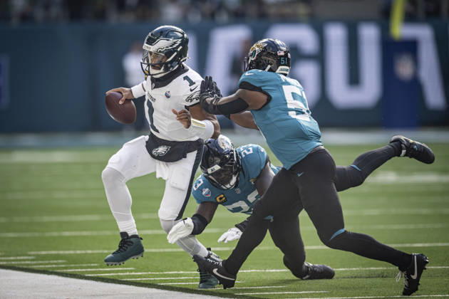 RECORD DATE NOT STATED 11th October 2026; Tottenham Hotspur Stadium, London, England; NFL, American Football Herren, USA International Series American football, Jacksonville Jaguars versus Philadelphia Eagles; Quarterback Jalen Hurts of Philadelphia Eagles is push out into touch by Linebacker Ventrell Miller of Jacksonville Jaguars GodfreyxPitt