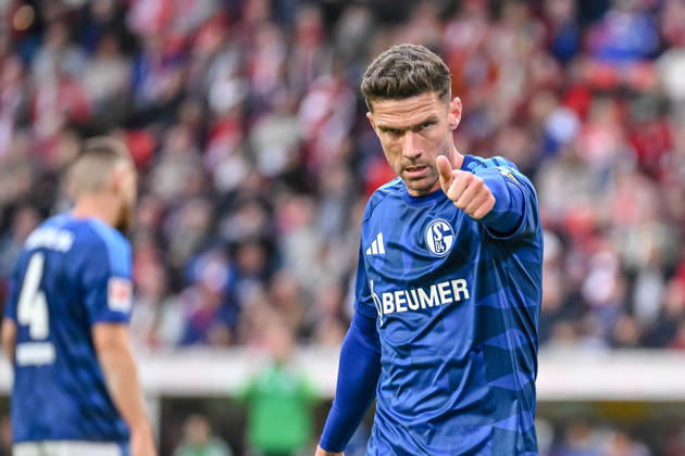 Robin Gosens (FC Schalke 04) gestikuliert, gestik waehrend des spiels der 1. Bundesliga zwischen Club Freiburg und FC Schalke 04, Europa-Park Stadion am 11. October 2026 in Freiburg im Breisgau, Deutschland. (Foto von Harry Langer DeFodi Images) +++ Robin Gosens (FC Schalke 04) gestures during the Bundesliga match between Sport-Club Freiburg and FC Schalke 04 at Europa-Park Stadion on October 11, 2026 in Freiburg im Breisgau, Germany. (Photo by Harry Langer DeFodi Images) DFB DFL REGULATIONS PROHIBIT ANY USE OF PHOTOGRAPHS AS IMAGE SEQUENCES AND OR QUASI-VIDEO. (Photo by Harry Langer DeFodi Images) DFB DFL REGULATIONS PROHIBIT ANY USE OF PHOTOGRAPHS AS IMAGE SEQUENCES AND OR QUASI-VIDEO. -
