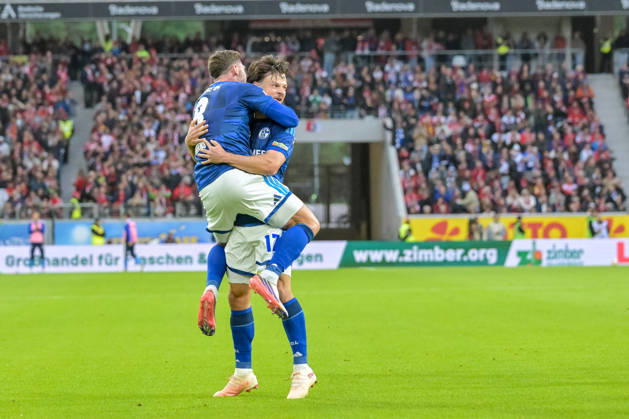 Jubel zum Tor zum 1:1 durch Adrian Gantenbein (FC Schalke 04, 17) mit Robin Gosens (FC Schalke 04, 08) GER, SC Freiburg vs Schalke 04, Fussball, Bundesliga, 5. Spieltag, Saison 2026 2027, 11.10.2026 DFL DFB REGULATIONS PROHIBIT ANY USE OF PHOTOGRAPHS AS IMAGE SEQUENCES AND OR QUASI-VIDEO GER, SC Freiburg vs Schalke 04, Fussball, Bundesliga, 5. Spieltag, Saison 2026 2027, 11.10.2026 Freiburg Copyright: xEibner-Pressefotox EP_THS