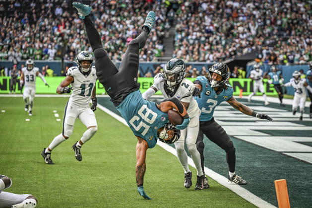RECORD DATE NOT STATED 11th October 2026; Tottenham Hotspur Stadium, London, England; NFL, American Football Herren, USA International Series American football, Jacksonville Jaguars versus Philadelphia Eagles; Tight End Brenton Strange of Jacksonville Jaguars spins in the air after a tackle by Defensive back Andrew Mukuba of Philadelphia Eagles GodfreyxPitt