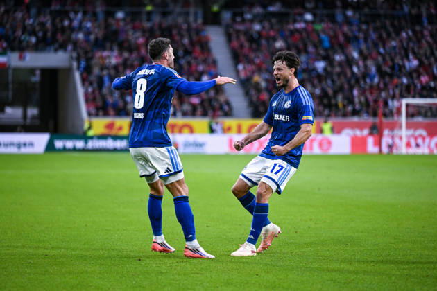 11.10.2026, Fussball, Saison 2026 2027, Bundesliga, SC Freiburg - FC Schalke 04, Adrian Gantenbein (FC Schalke 04) freut sich über das Tor zum 1:1, Robin Gosens (FC Schalke 04) (l) xRHR-FOTO YYx Copyright: KROEGER RHR-FOTOx RHR-FOTO YY