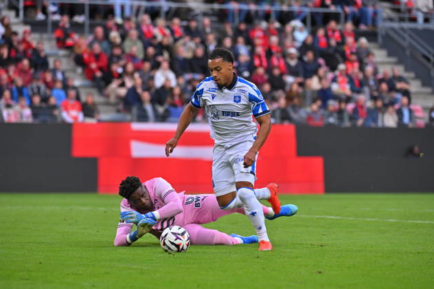 Stade Rennais FC v AJ Auxerre - Ligue 1 McDonald s 2026 2027 Cameron ARCHER of AJ Auxerre scores a goal and Brice SAMBA of Stade Rennais FC during Ligue 1 McDonald s match between Rennes and Auxerre at Roazhon Park on October 11, 2026 in Rennes, France. Rennes France  Copyright: xIconxSportx 776573388