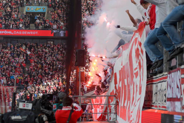 zu Spielbeginn vor der Fankurve den Fans dem Fanblock von Koeln 11.10.2026 ¢ Fussball ¢ 1. FC Koeln vs Borussia Moenchengladbach, RheinEnergieStadion, Koeln, DFB DFL REGULATIONS PROHIBIT ANY USE OF PHOTOGRAPHS AS IMAGE SEQUENCES AND OR QUASI-VIDEO NRW Germany