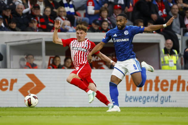 Philipp Treu (SC Freiburg, 29) und Moussa Sylla (FC Schalke, 09) im Laufduell , Deutschland, Fussball, 1. Bundesliga, 5.Spieltag, 2026 2027, SC Freiburg vs. FC Schalke 04, 11.10.2026, Freiburg im Breisgau Europa-Park Stadion Deutschland Copyright: xGrantxHubbsx