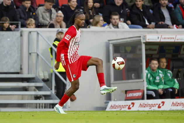 Jordy Makengo (SC Freiburg, 33) am Ball , Deutschland, Fussball, 1. Bundesliga, 5.Spieltag, 2026 2027, SC Freiburg vs. FC Schalke 04, 11.10.2026, Freiburg im Breisgau Europa-Park Stadion Deutschland Copyright: xGrantxHubbsx