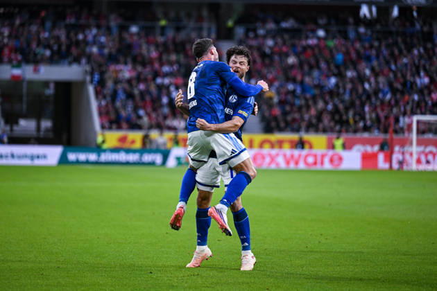 11.10.2026, Fussball, Saison 2026 2027, Bundesliga, SC Freiburg - FC Schalke 04, Adrian Gantenbein (FC Schalke 04) freut sich über das Tor zum 1:1, Robin Gosens (FC Schalke 04) (l) xRHR-FOTO YYx Copyright: KROEGER RHR-FOTOx RHR-FOTO YY