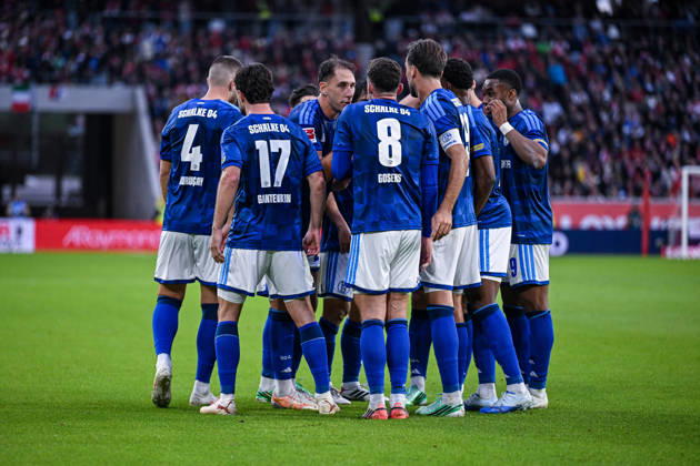 11.10.2026, Fussball, Saison 2026 2027, Bundesliga, SC Freiburg - FC Schalke 04, Adrian Gantenbein (FC Schalke 04) freut sich über das Tor zum 1:1, Robin Gosens (FC Schalke 04) (l) xRHR-FOTO YYx Copyright: KROEGER RHR-FOTOx RHR-FOTO YY