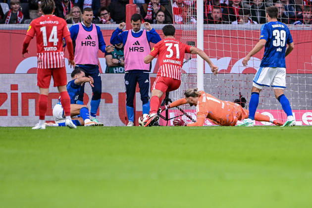 11.10.2026, Fussball, Saison 2026 2027, Bundesliga, SC Freiburg - FC Schalke 04, Torwart Loris Karius (FC Schalke 04) greift nach xRHR-FOTO YYx Copyright: KROEGER RHR-FOTOx RHR-FOTO YY