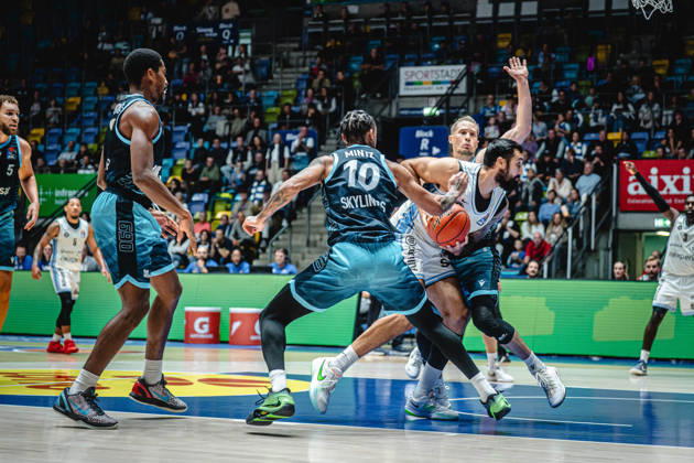 11.10.2026, xhfmx, Basketball easyCredit BBL Bundesliga, Frankfurt Skyliners - Veolia Towers Hamburg v.l. William Christmas (Skyliners Frankfurt), Judah Mintz (Skyliners Frankfurt), Martin Breunig (Veolia Towers Hamburg) Frankfurt am Main