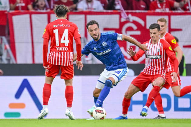 Yuito Suzuki (SC Freiburg), Kenan Karaman (FC Schalke 04) und Yannik Engelhardt (SC Freiburg) im Zweikampf waehrend des spiels der 1. Bundesliga zwischen Club Freiburg und FC Schalke 04, Europa-Park Stadion am 11. October 2026 in Freiburg im Breisgau, Deutschland. (Foto von Harry Langer DeFodi Images) +++ Yuito Suzuki (SC Freiburg), Kenan Karaman (FC Schalke 04) und Yannik Engelhardt (SC Freiburg) battle for the ball during the Bundesliga match between Sport-Club Freiburg and FC Schalke 04 at Europa-Park Stadion on October 11, 2026 in Freiburg im Breisgau, Germany. (Photo by Harry Langer DeFodi Images) DFB DFL REGULATIONS PROHIBIT ANY USE OF PHOTOGRAPHS AS IMAGE SEQUENCES AND OR QUASI-VIDEO. (Photo by Harry Langer DeFodi Images) DFB DFL REGULATIONS PROHIBIT ANY USE OF PHOTOGRAPHS AS IMAGE SEQUENCES AND OR QUASI-VIDEO. -