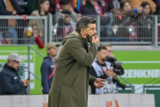 Miron Muslic (FC Schalke 04, Trainer) pfeift. GER, SC Freiburg vs Schalke 04, Fussball, Bundesliga, 5. Spieltag, Saison 2026 2027, 11.10.2026 DFL DFB REGULATIONS PROHIBIT ANY USE OF PHOTOGRAPHS AS IMAGE SEQUENCES AND OR QUASI-VIDEO GER, SC Freiburg vs Schalke 04, Fussball, Bundesliga, 5. Spieltag, Saison 2026 2027, 11.10.2026 Freiburg Copyright: xEibner-Pressefotox EP_THS