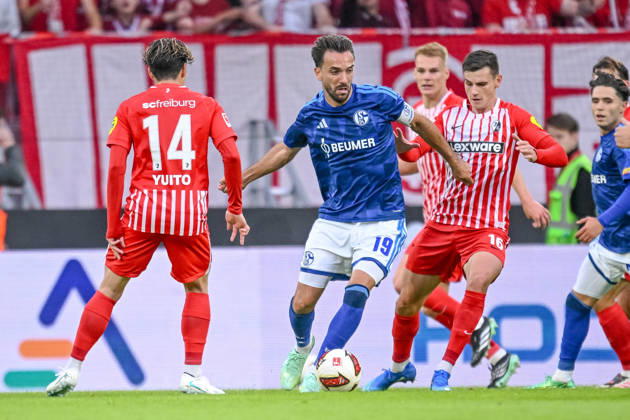 Yuito Suzuki (SC Freiburg), Kenan Karaman (FC Schalke 04) und Yannik Engelhardt (SC Freiburg) im Zweikampf waehrend des spiels der 1. Bundesliga zwischen Club Freiburg und FC Schalke 04, Europa-Park Stadion am 11. October 2026 in Freiburg im Breisgau, Deutschland. (Foto von Harry Langer DeFodi Images) +++ Yuito Suzuki (SC Freiburg), Kenan Karaman (FC Schalke 04) und Yannik Engelhardt (SC Freiburg) battle for the ball during the Bundesliga match between Sport-Club Freiburg and FC Schalke 04 at Europa-Park Stadion on October 11, 2026 in Freiburg im Breisgau, Germany. (Photo by Harry Langer DeFodi Images) DFB DFL REGULATIONS PROHIBIT ANY USE OF PHOTOGRAPHS AS IMAGE SEQUENCES AND OR QUASI-VIDEO. (Photo by Harry Langer DeFodi Images) DFB DFL REGULATIONS PROHIBIT ANY USE OF PHOTOGRAPHS AS IMAGE SEQUENCES AND OR QUASI-VIDEO. -