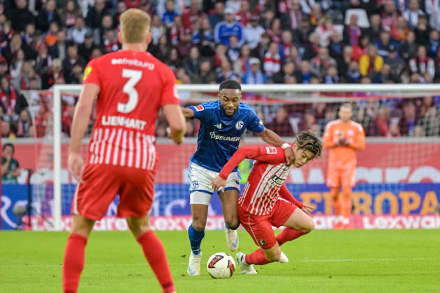 Moussa Sylla (FC Schalke 04, 09) am Ball und im Duell mit Yuito Suzuki (SC Freiburg, 14) GER, SC Freiburg vs Schalke 04, Fussball, Bundesliga, 5. Spieltag, Saison 2026 2027, 11.10.2026 DFL DFB REGULATIONS PROHIBIT ANY USE OF PHOTOGRAPHS AS IMAGE SEQUENCES AND OR QUASI-VIDEO GER, SC Freiburg vs Schalke 04, Fussball, Bundesliga, 5. Spieltag, Saison 2026 2027, 11.10.2026 Freiburg Copyright: xEibner-Pressefotox EP_THS