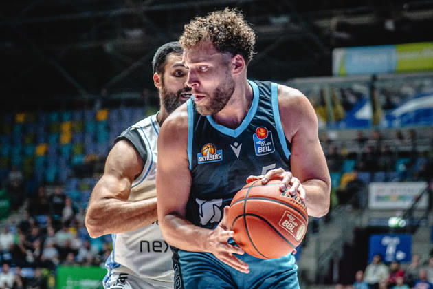 11.10.2026, xhfmx, Basketball easyCredit BBL Bundesliga, Frankfurt Skyliners - Veolia Towers Hamburg v.l. Martin Breunig (Veolia Towers Hamburg), Race Thompson (Skyliners Frankfurt) Frankfurt am Main