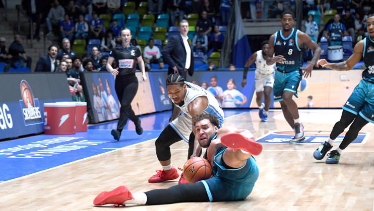 11.10.2026, xokbx, Basketball easyCredit BBL Bundesliga, Frankfurt Skyliners - Veolia Towers Hamburg v.l. Race Thompson (Fraport Skyliners Frankfurt), Zsombor Maronka (Veolia Towers Hamburg), Harter Zweikampf, Duell um den Ball, am Boden Frankfurt am Main