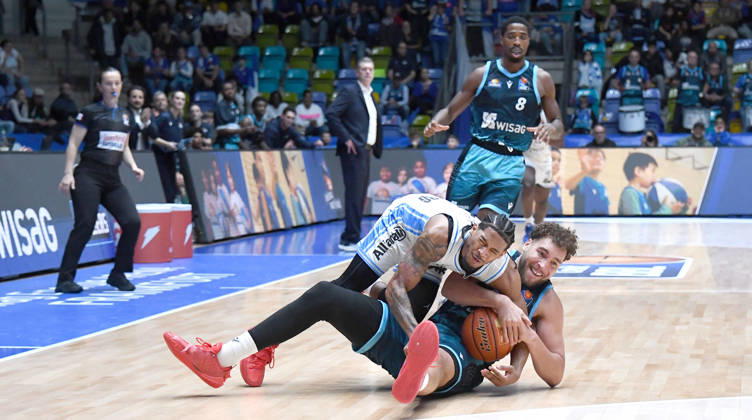 11.10.2026, xokbx, Basketball easyCredit BBL Bundesliga, Frankfurt Skyliners - Veolia Towers Hamburg v.l. Race Thompson (Fraport Skyliners Frankfurt), Zsombor Maronka (Veolia Towers Hamburg), Harter Zweikampf, Duell um den Ball, am Boden Frankfurt am Main