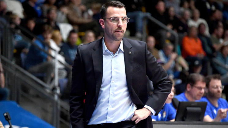 11.10.2026, xokbx, Basketball easyCredit BBL Bundesliga, Frankfurt Skyliners - Veolia Towers Hamburg v.l. Head Coach Benka Barloschky (Veolia Towers Hamburg), Mimik, Gestik, Emotion, genervt, frustriert, angespannt, ernst Frankfurt am Main