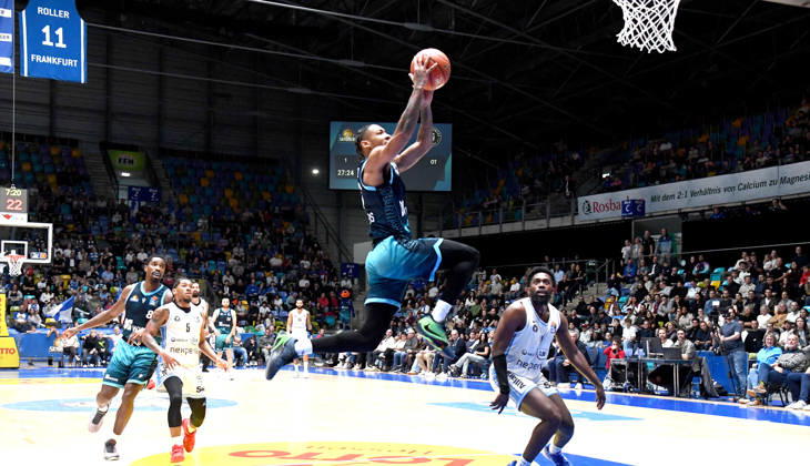 11.10.2026, xokbx, Basketball easyCredit BBL Bundesliga, Frankfurt Skyliners - Veolia Towers Hamburg v.l. Judah Mintz (Fraport Skyliners Frankfurt), Sprung zum Korb, Wurf Frankfurt am Main