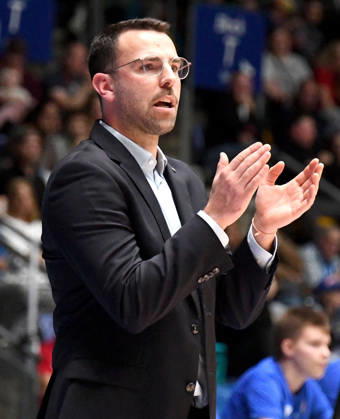 11.10.2026, xokbx, Basketball easyCredit BBL Bundesliga, Frankfurt Skyliners - Veolia Towers Hamburg v.l. Head Coach Benka Barloschky (Veolia Towers Hamburg). Mimik, Gestik, Emotion, feuert an Frankfurt am Main