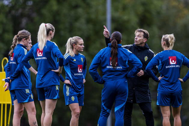 261011 Head coach Tony Gustavsson of Sweden during a training session on October 11, 2026 in Stockholm. Photo: Caisa Rasmussen BILDBYRAN COP 353 CR0079 fotboll football soccer fotball träning practice training sverige sweden dam bbeng Copyright: CAISAxRASMUSSEN BB261011CR048