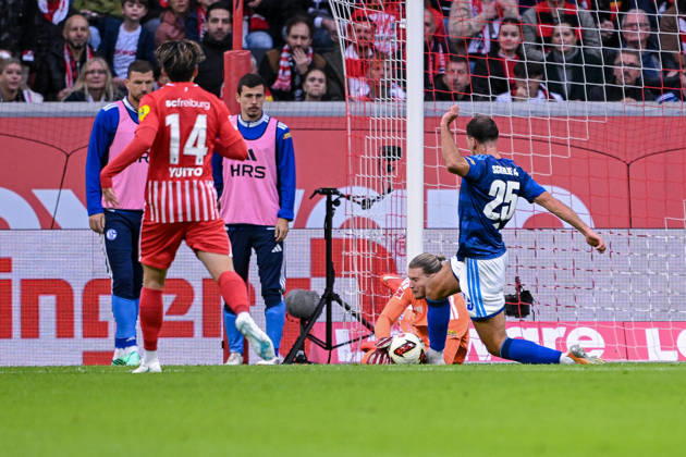11.10.2026, Fussball, Saison 2026 2027, Bundesliga, SC Freiburg - FC Schalke 04, Torwart Loris Karius (FC Schalke 04), Nikola Katic (FC Schalke 04) xRHR-FOTO YYx Copyright: KROEGER RHR-FOTOx RHR-FOTO YY